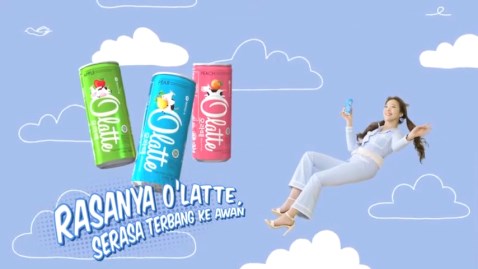 O'LATTE 광고의 제품과 3D 캐릭터
